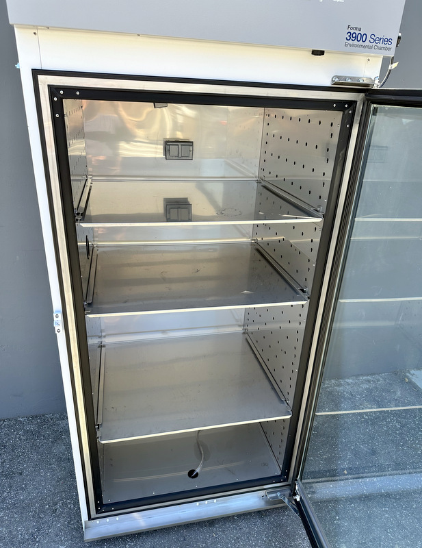 Used Thermo 3920 Reach-In Incubator / Environmental Chamber w/ CO2 Option