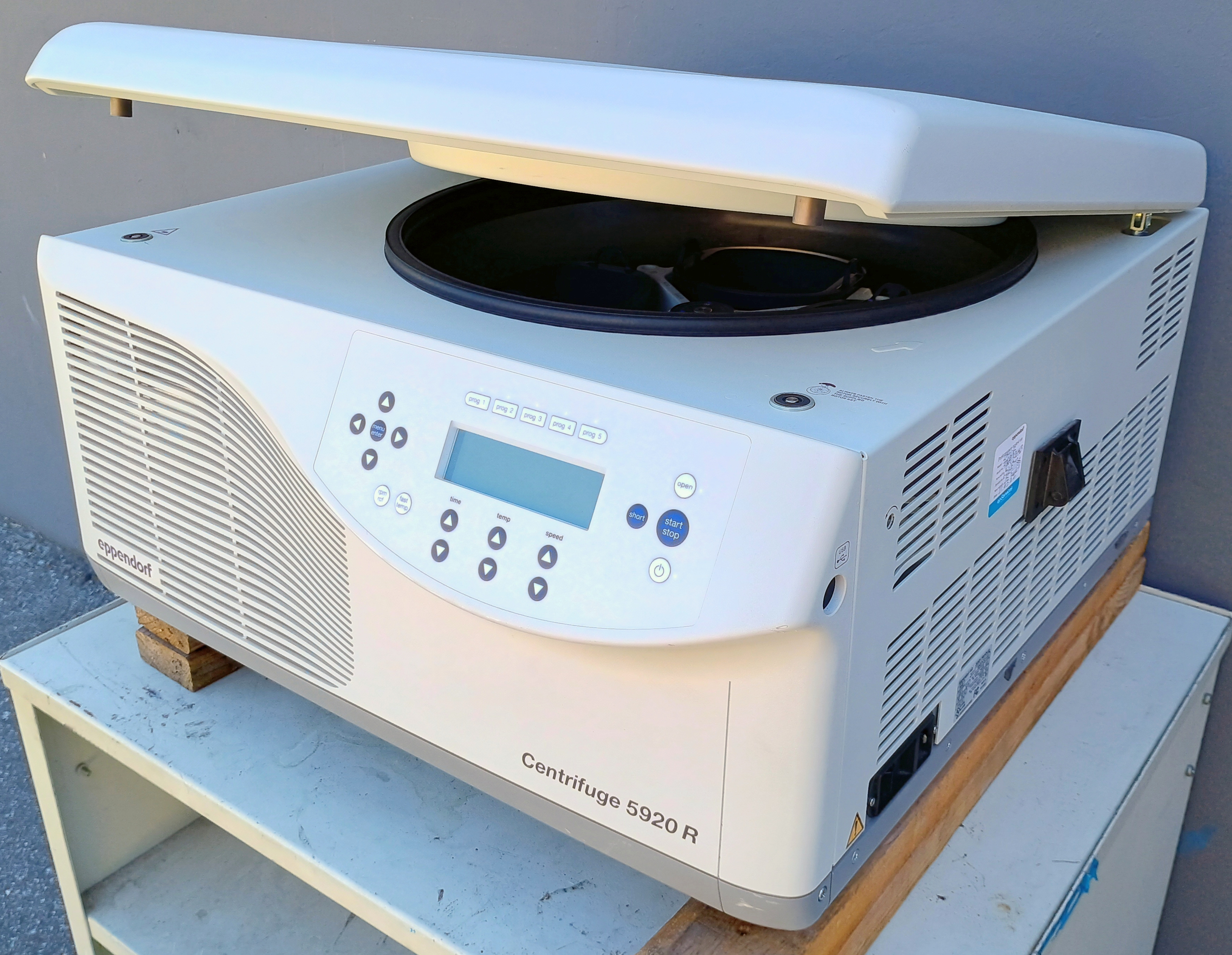 Refurbished Eppendorf 5920R Refrigerated Benchtop Centrifuge w/ S-4xUniversal-Large Rotor