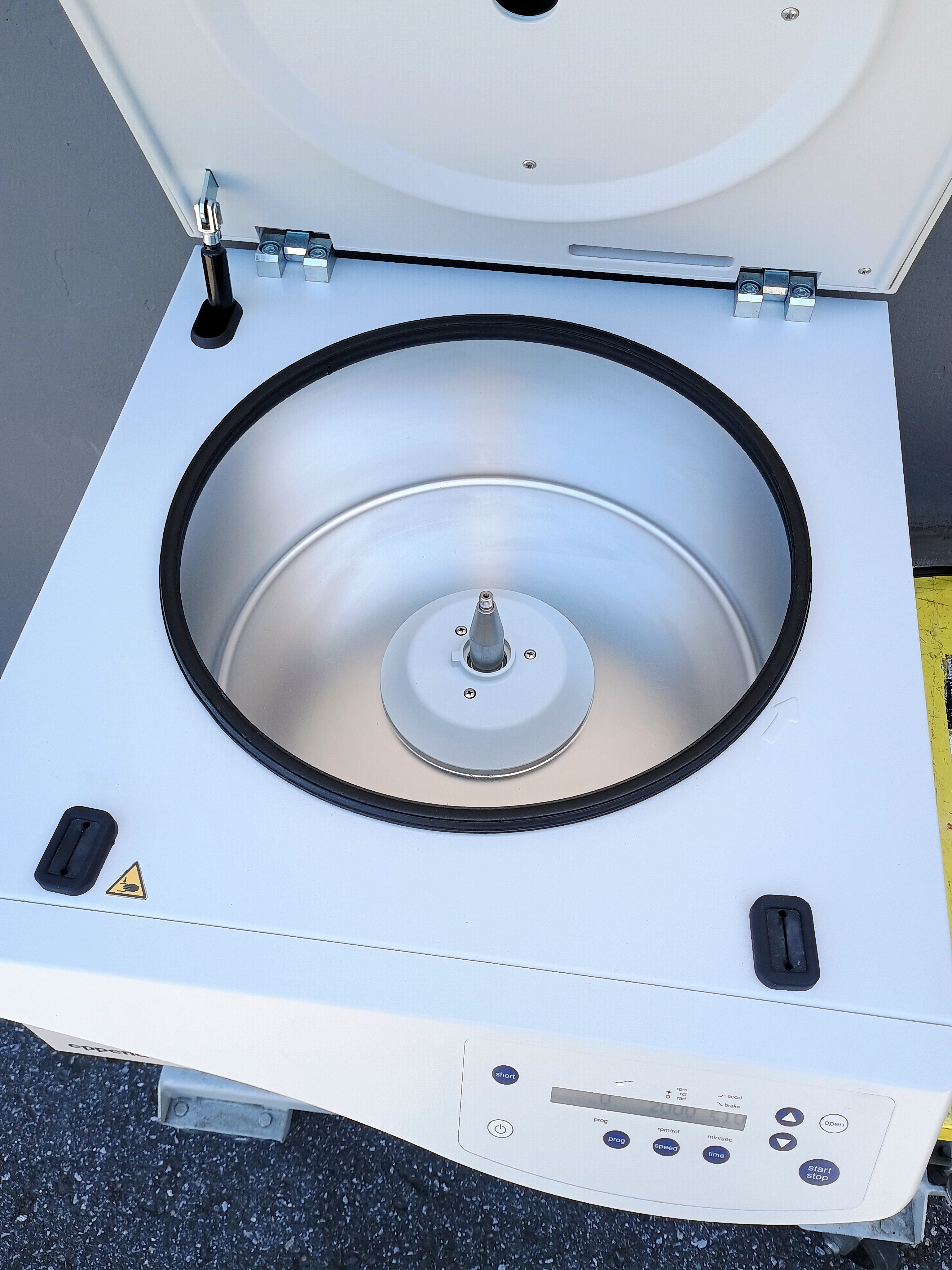 Refurbished Eppendorf 5810 Benchtop Centrifuge with S-4-104 Rotor