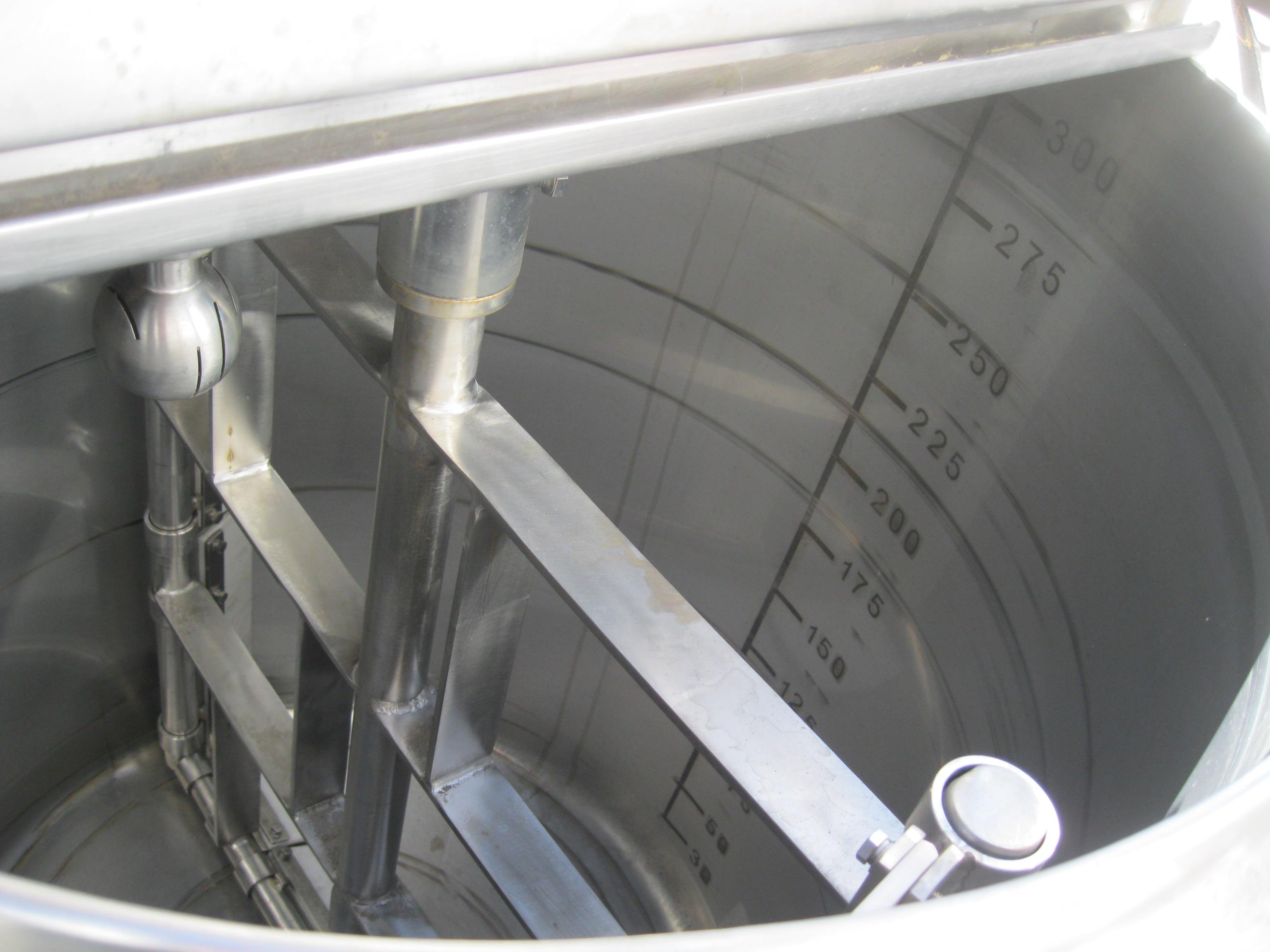 Used 300 LITERS PROCESSOR TANK. SCRAPE SURFACE AGITATION WITH BUILT IN HEATING SYSTEM.