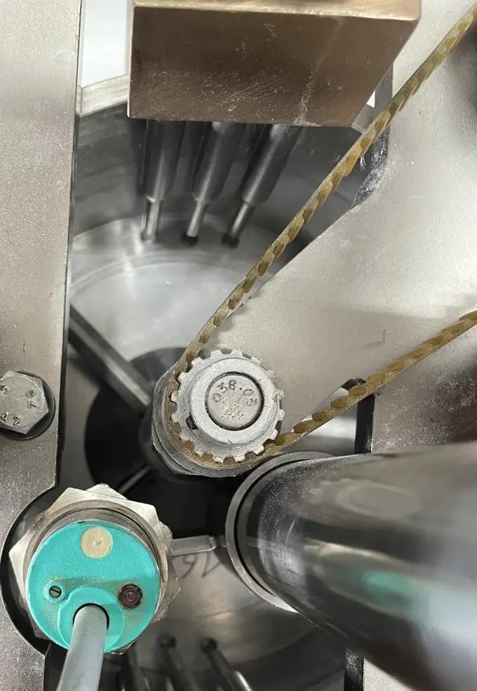 Usato HARRO HÖFLIGER - Opercolatrice - KFM III