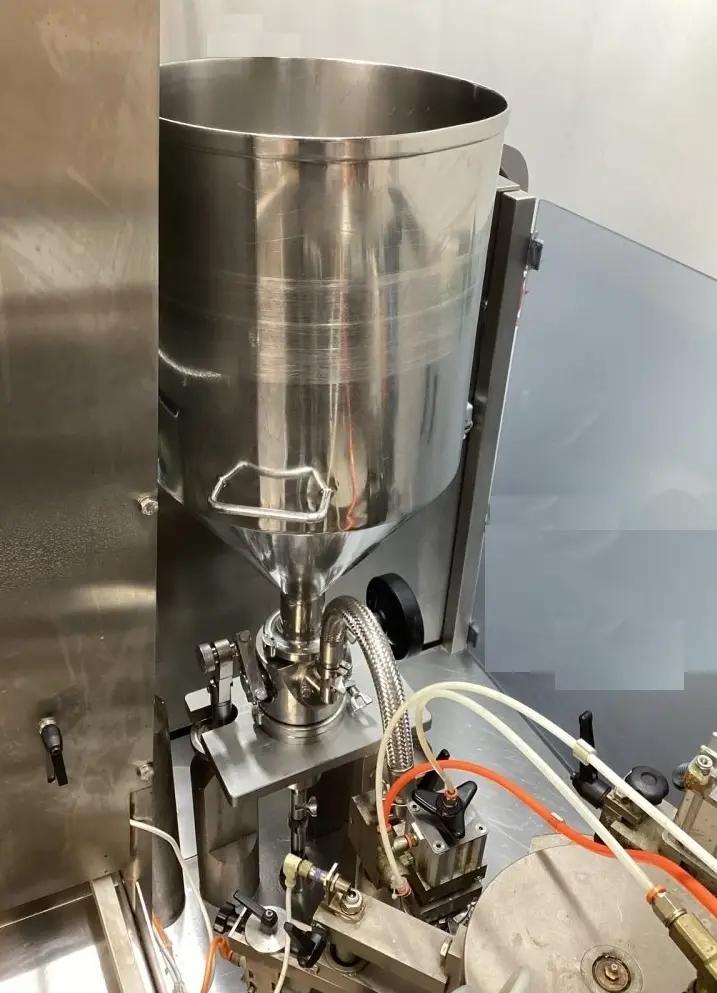 Usato AXOMATIC - Riempitrice + Tappatrice - OPTIMA 1000