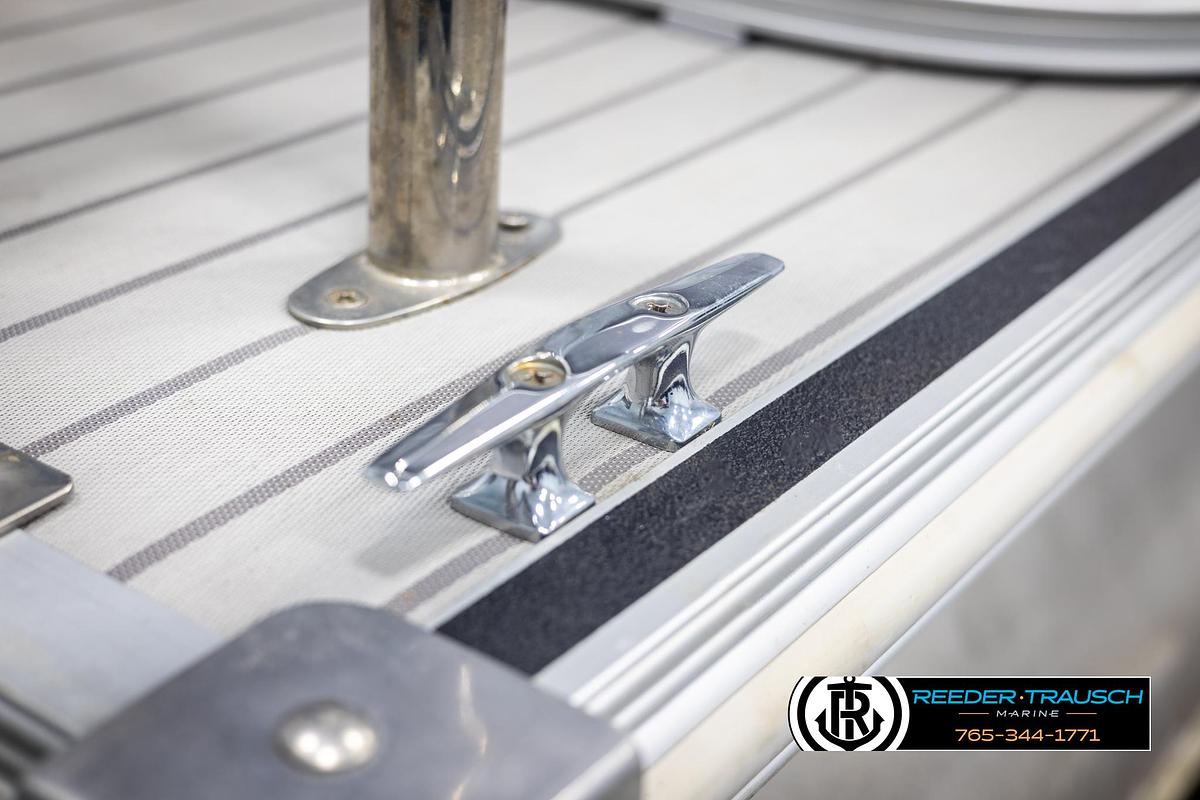 Used 2015 Sylvan 8520 Mirage