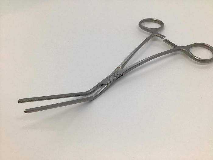 Used Clamp Atraumatic DeBakey Peripheral 1 in 2 Serrations on Angled Jaw 180mm
