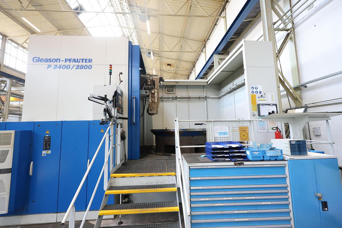 Used Gleason Pfauter P 2400/2800 CNC Vertical Gear Hobbing Machine