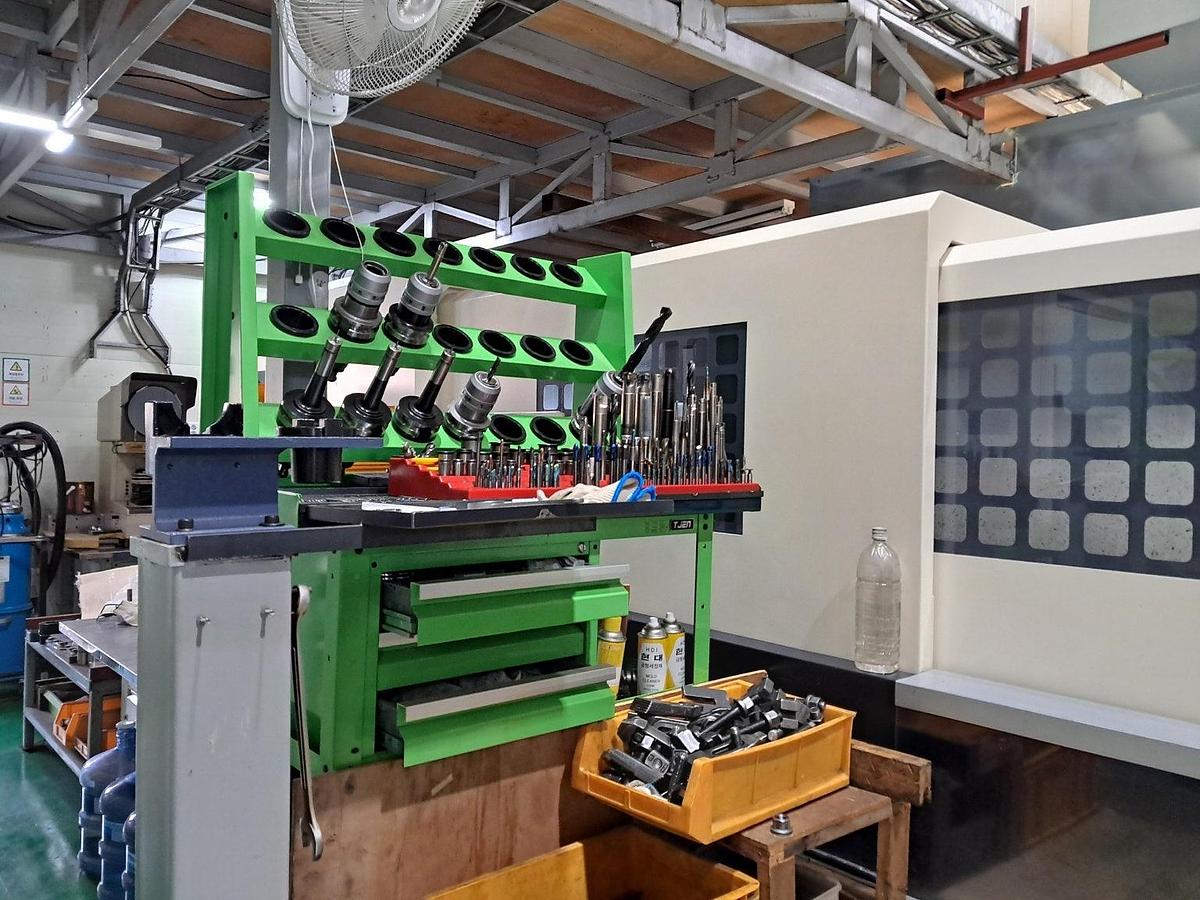 Used Hwacheon SIRIUS 1750L CNC Gantry Type Machining Center