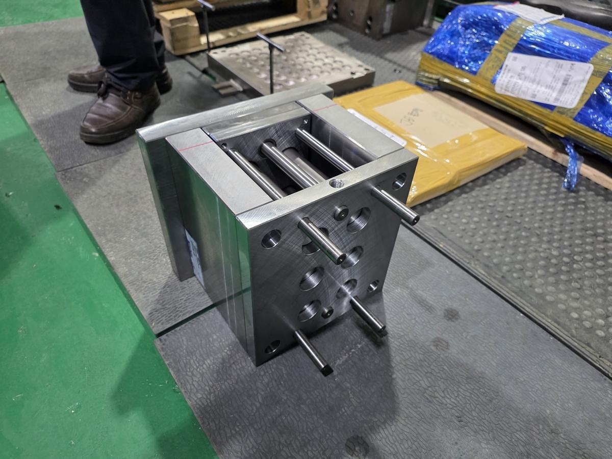 Used Hwacheon SIRIUS 1750L CNC Gantry Type Machining Center