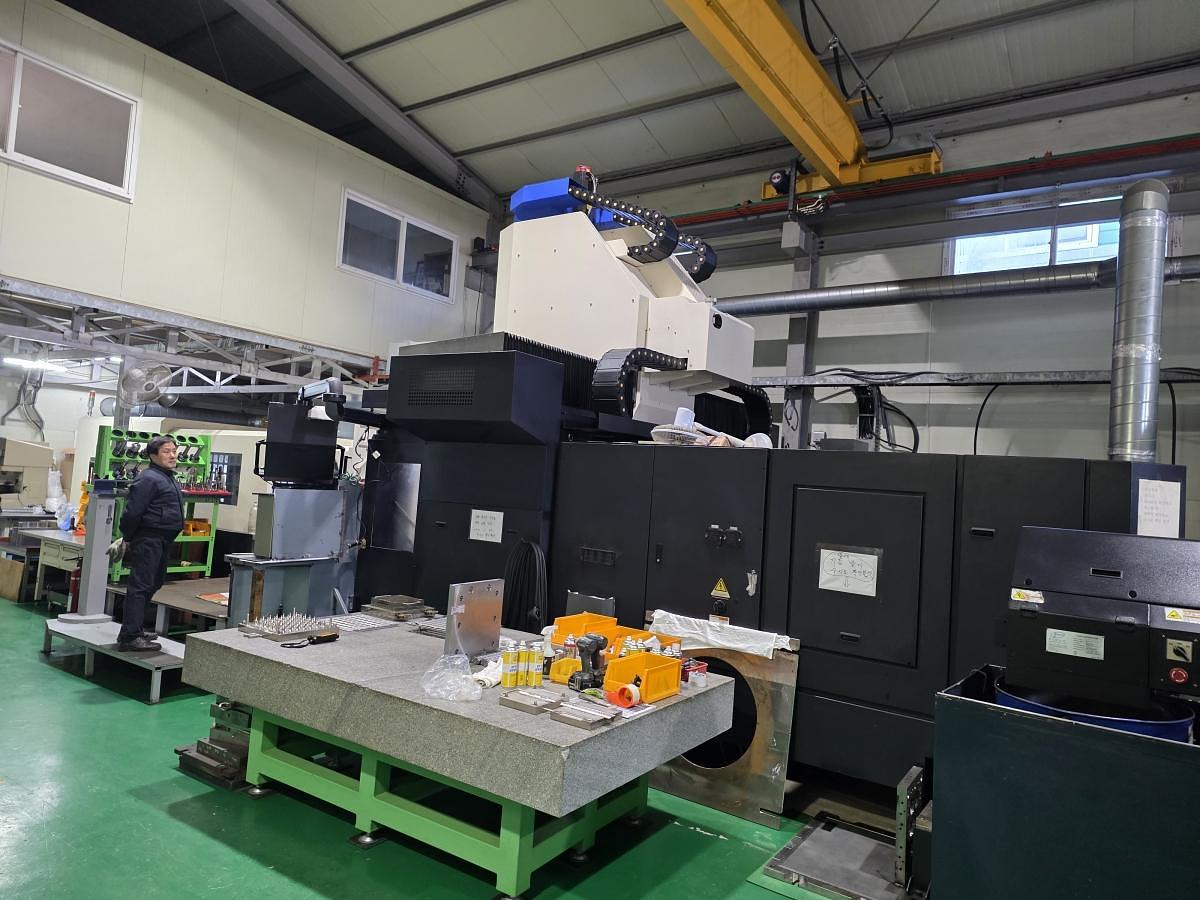 Used Hwacheon SIRIUS 1750L CNC Gantry Type Machining Center