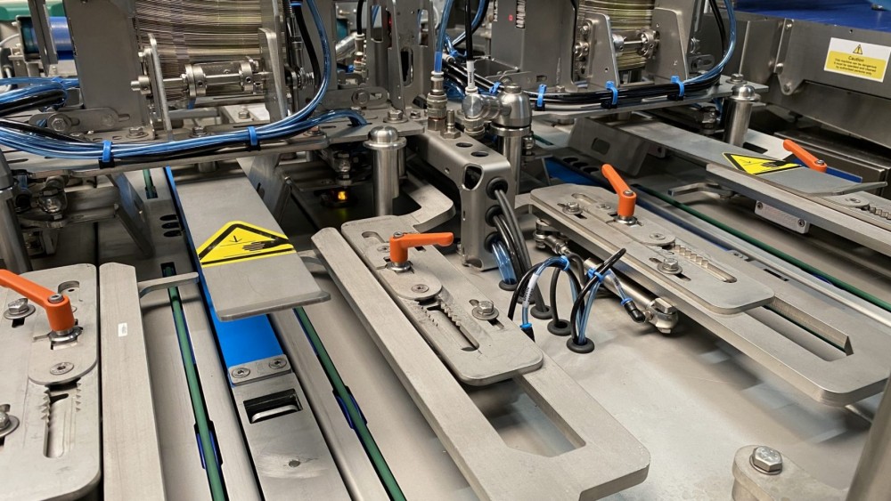 Used Fully automatic twin lane Jasa sleever, brand new