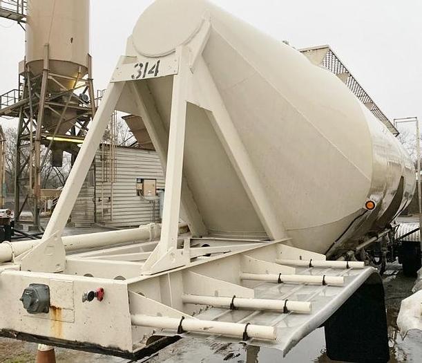 Used 1968 Fruehauf Cement Tankers (2)