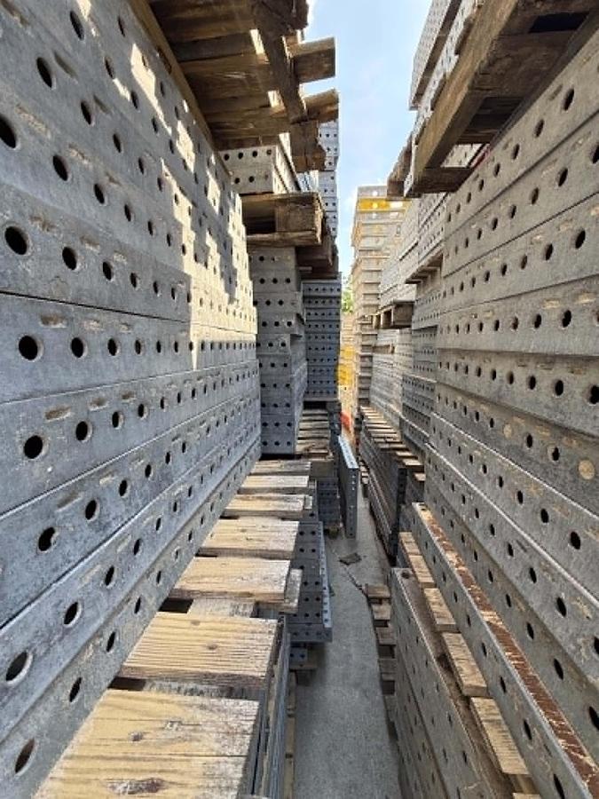 Used Hunnebeck Tekko szalunki zestaw na 363m2 do remontu