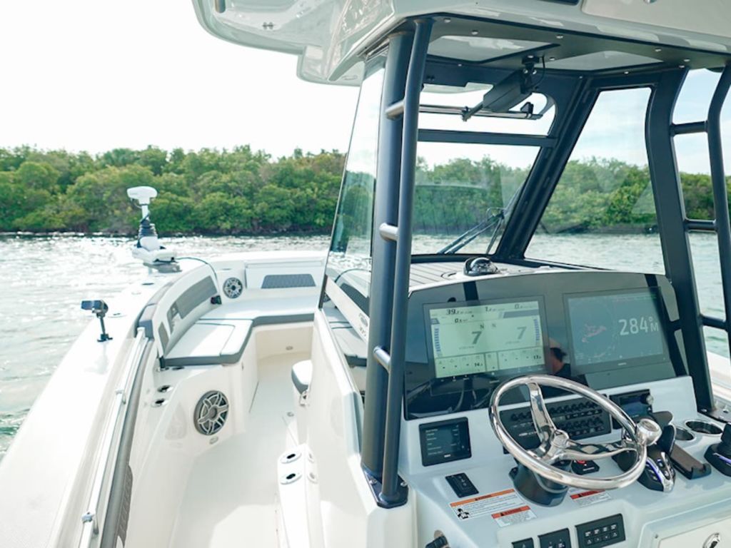 2026 Cobia Boats 305 CC Base