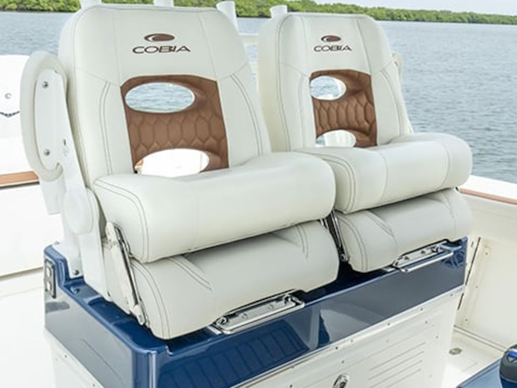 2026 Cobia Boats 285 CC Base