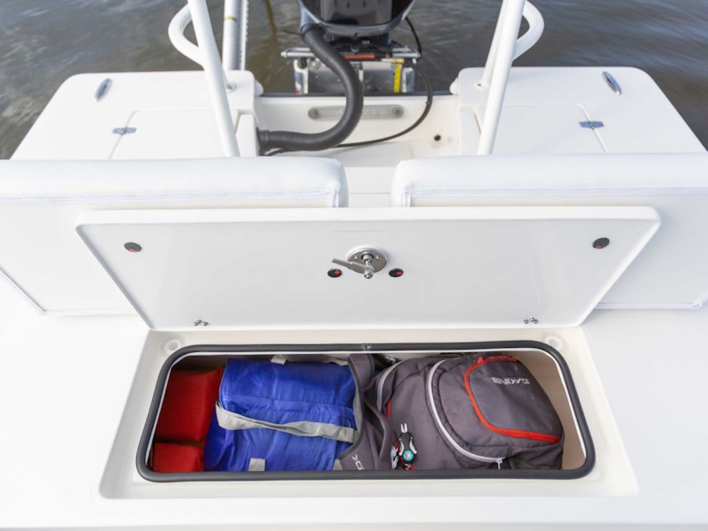 2027 Hewes Redfisher 18 Base