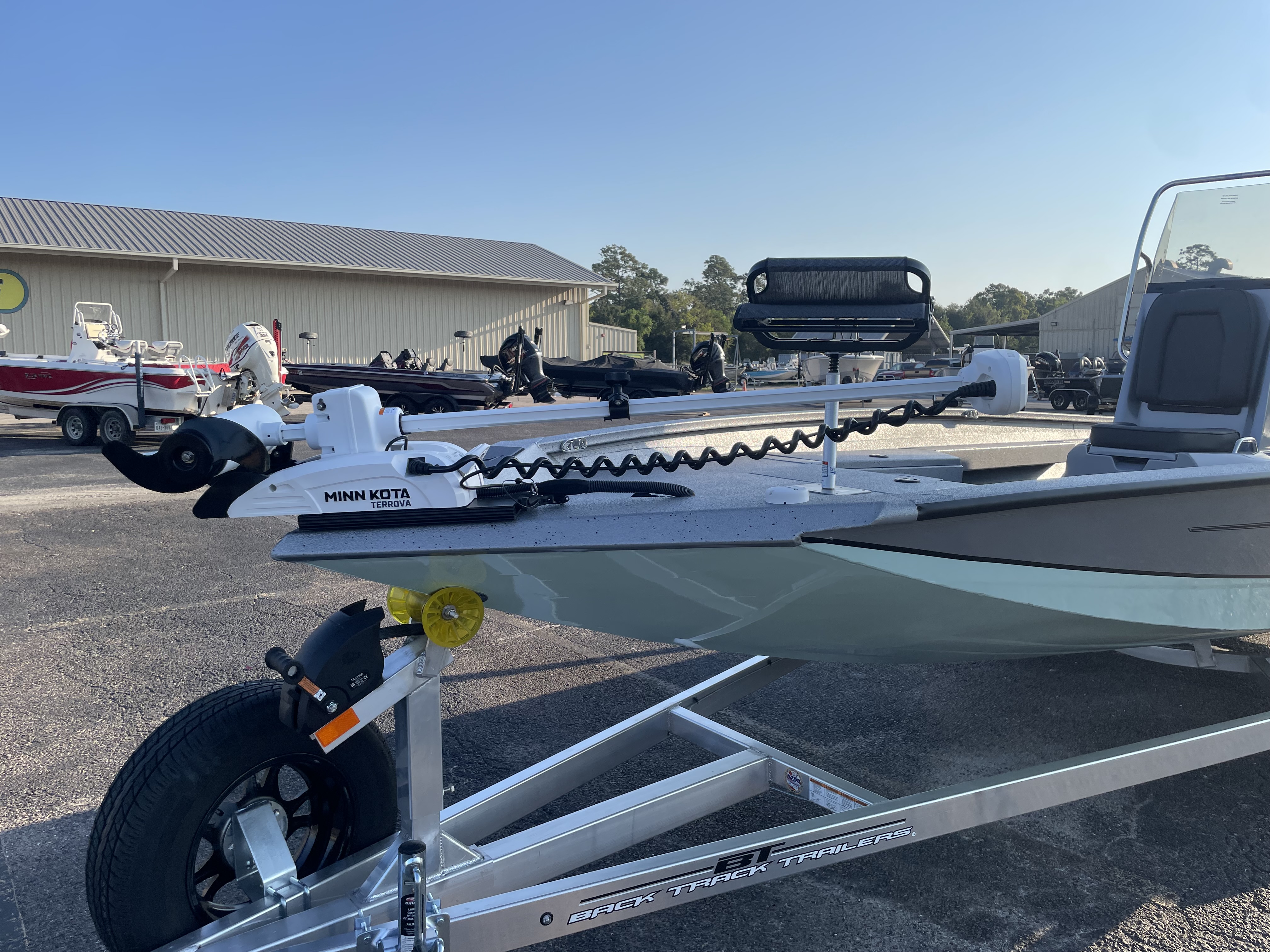 2027 Xpress H22 Bay