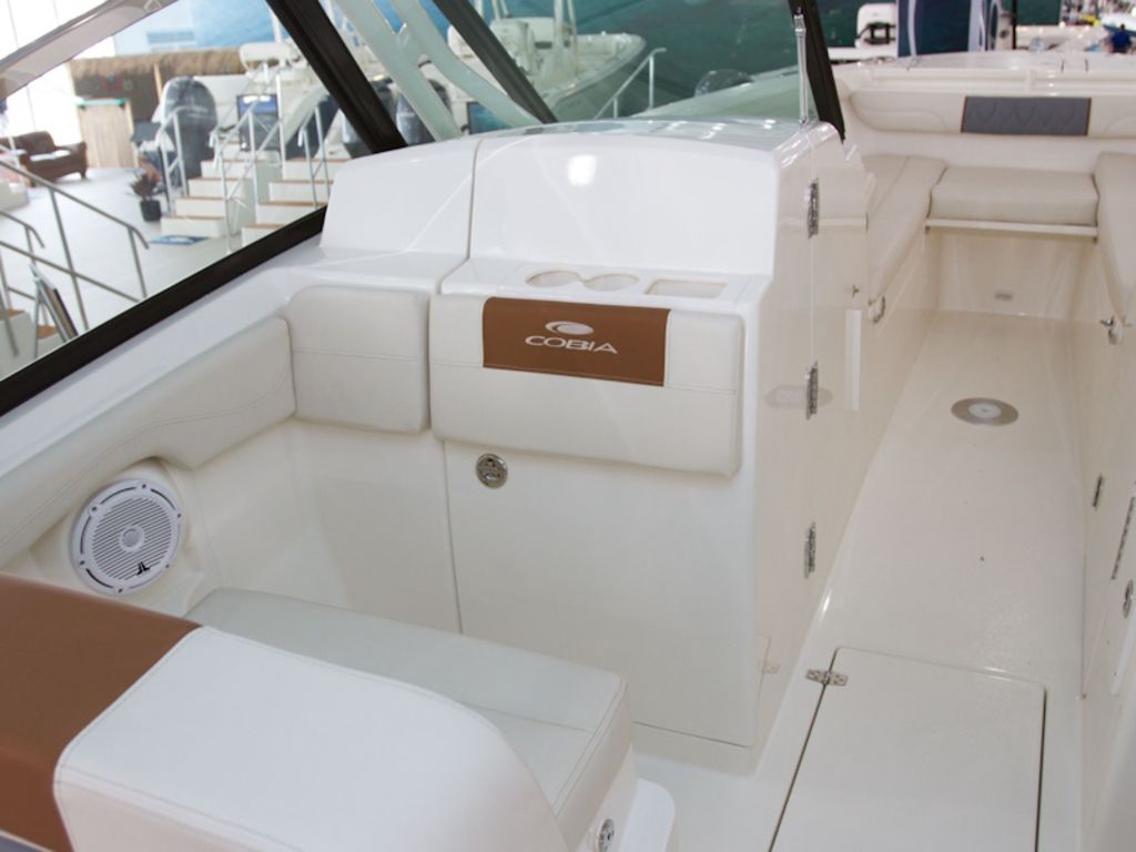 2026 Cobia Boats 280 DC Base