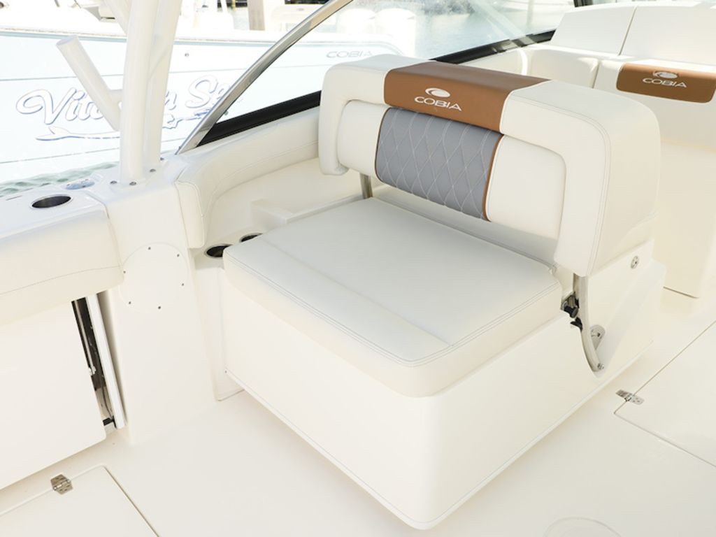 2026 Cobia Boats 280 DC Base