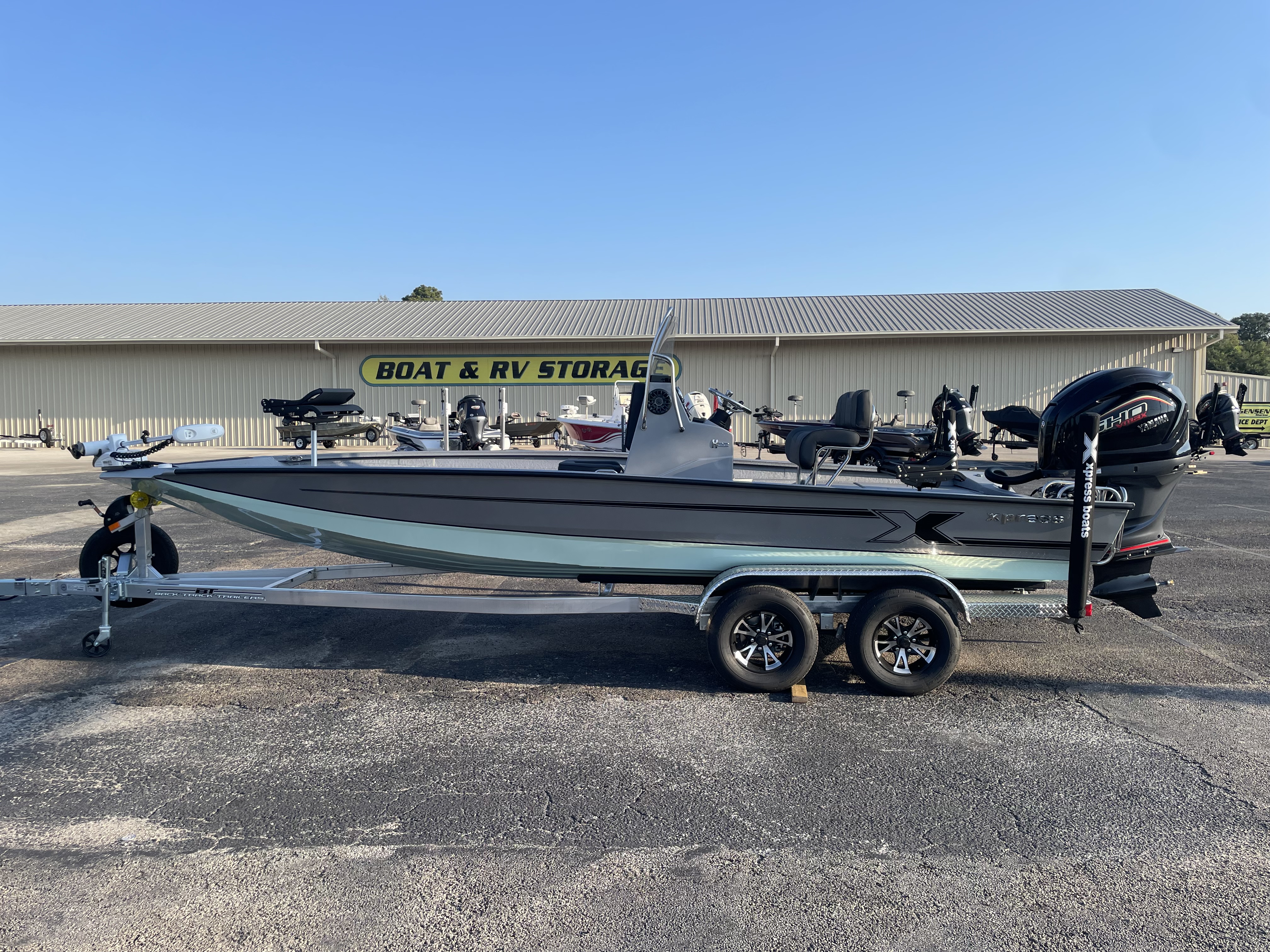 2027 Xpress H22 Bay