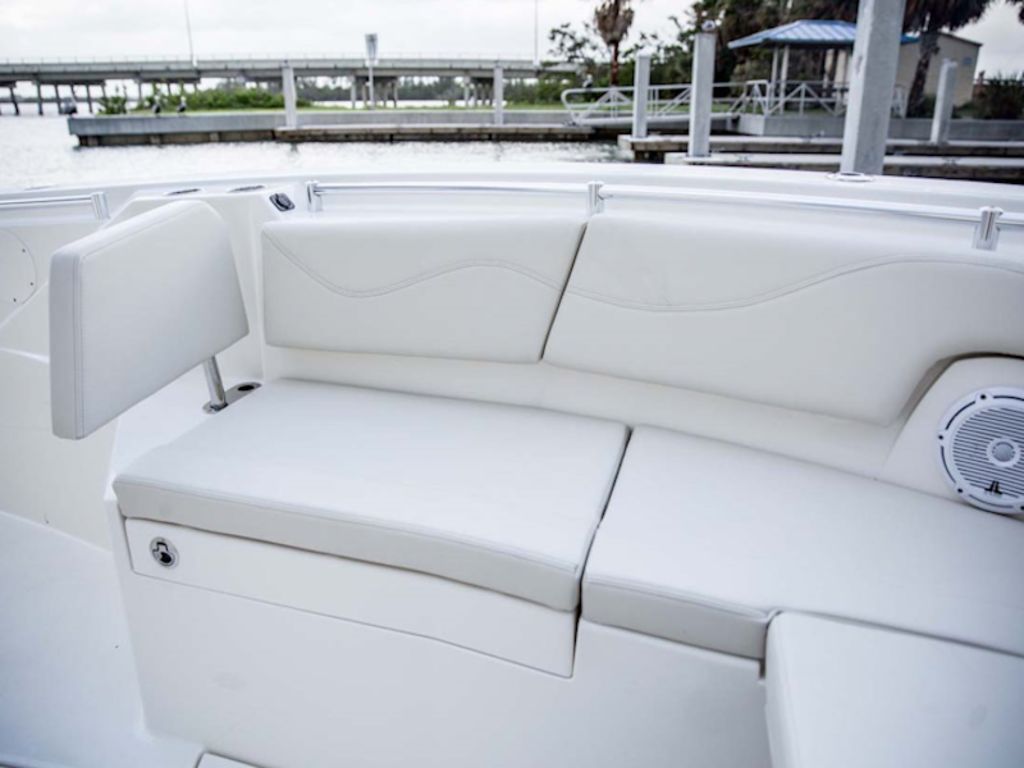 2026 Cobia Boats 320 CC Base