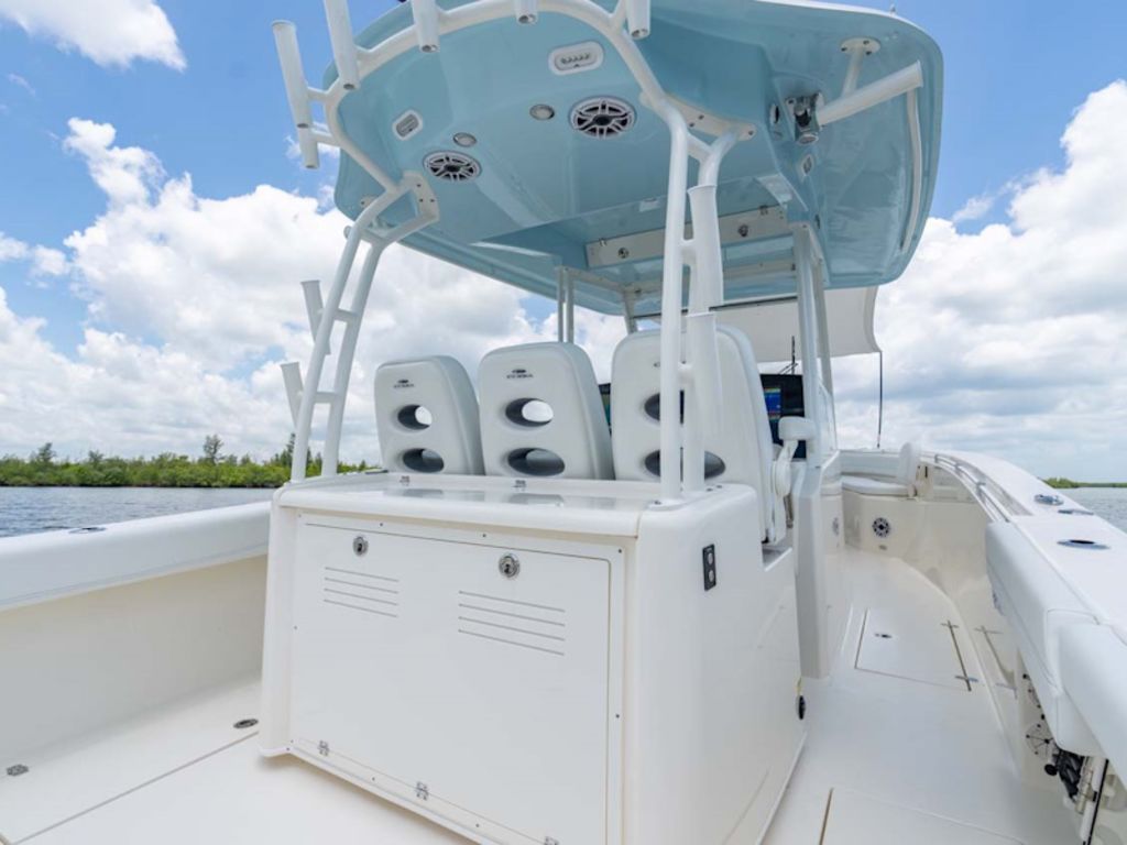 2026 Cobia Boats 350 CC Base