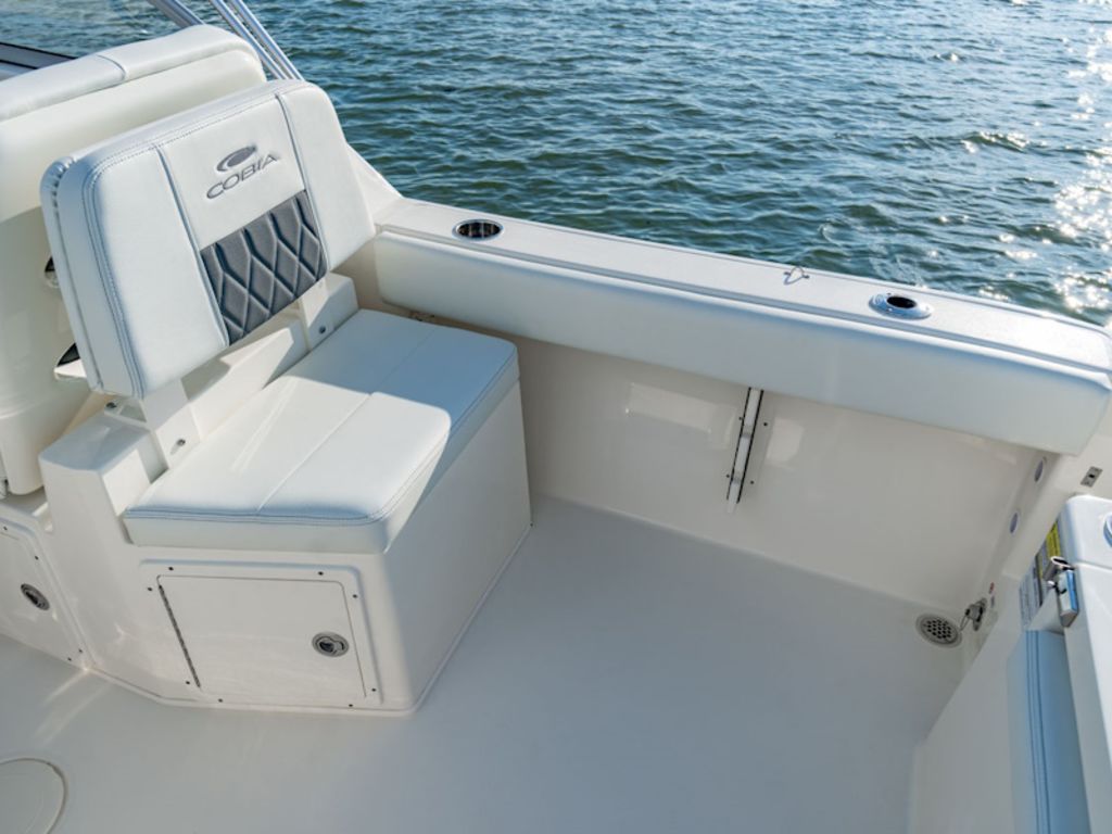 2026 Cobia Boats 220 DC Base