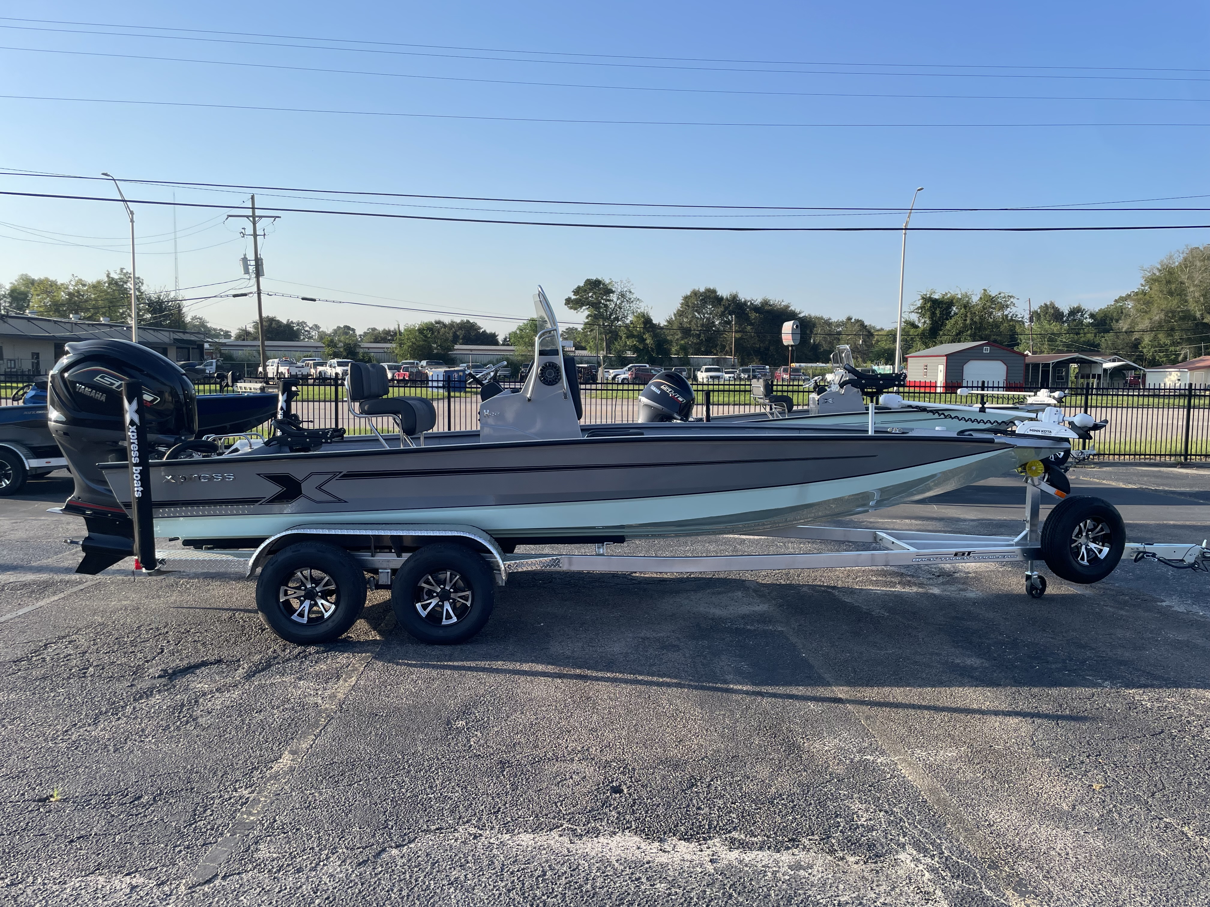 2027 Xpress H22 Bay