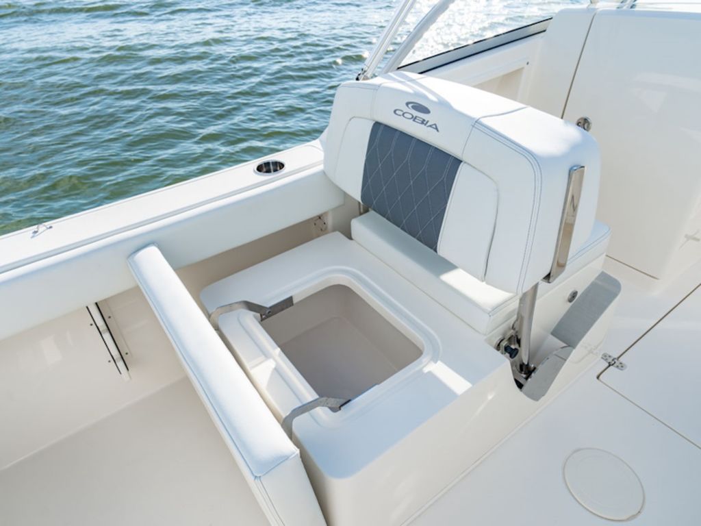 2026 Cobia Boats 220 DC Base
