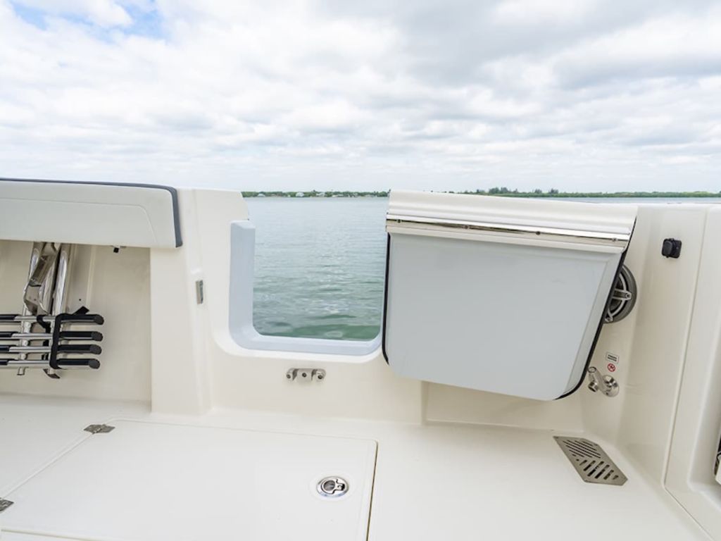 2026 Cobia Boats 305 CC Base