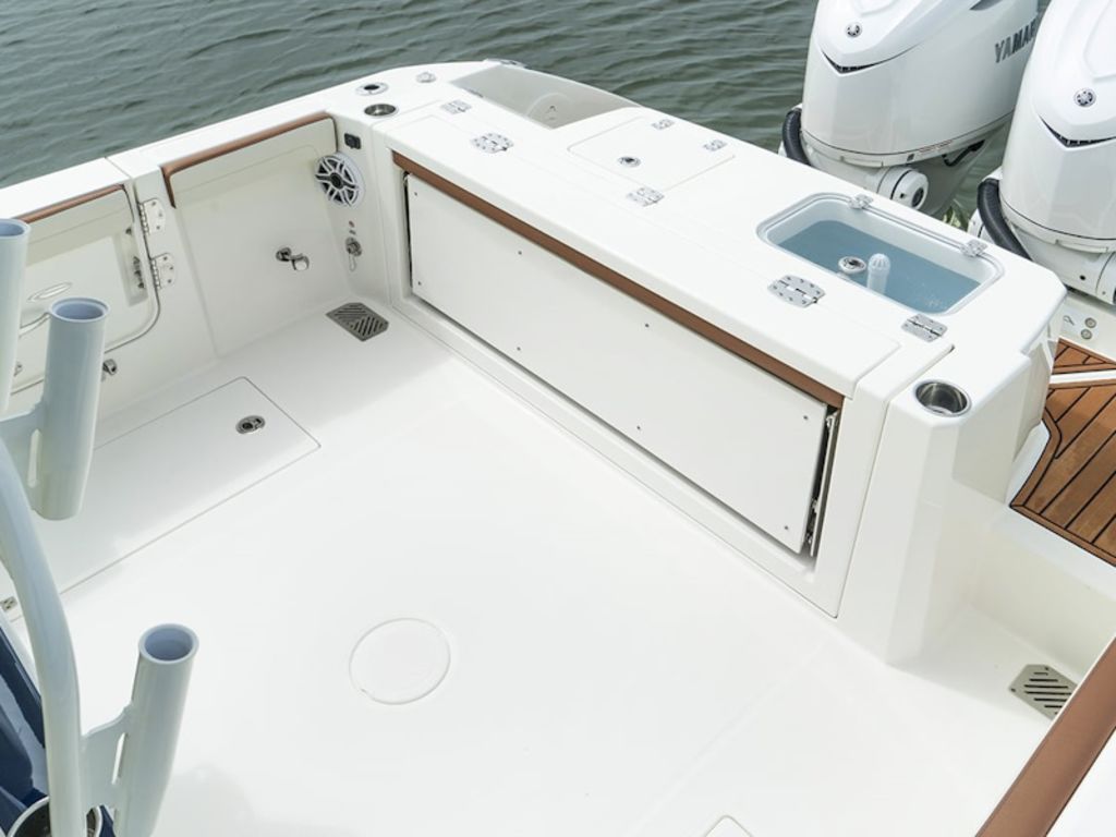 2026 Cobia Boats 285 CC Base