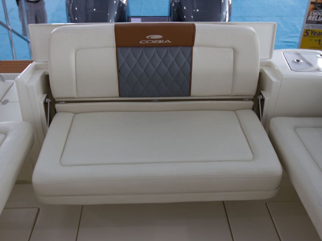 2026 Cobia Boats 280 DC Base