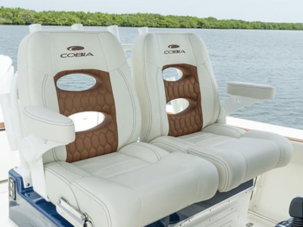 2026 Cobia Boats 285 CC Base