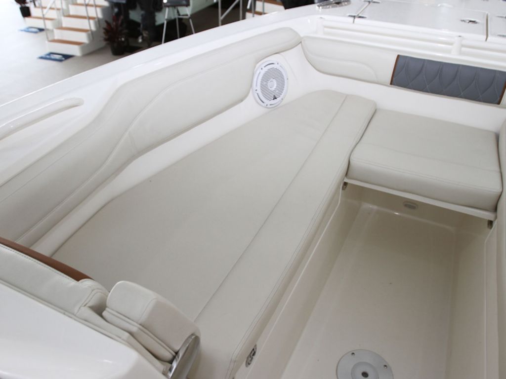 2026 Cobia Boats 280 DC Base
