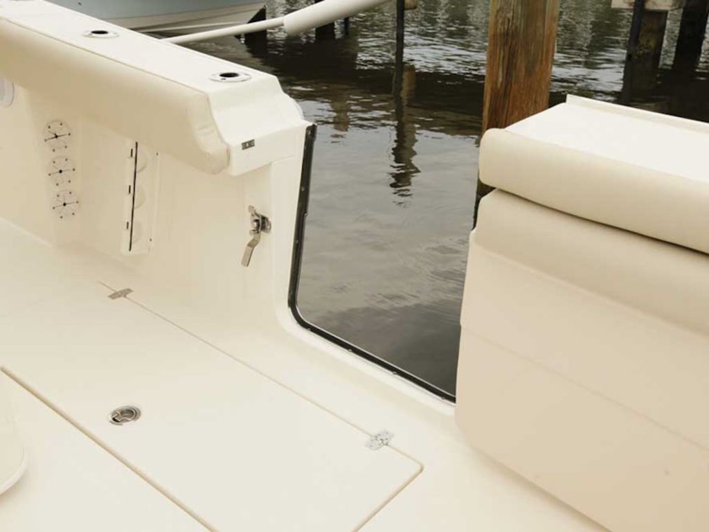 2026 Cobia Boats 350 CC Base