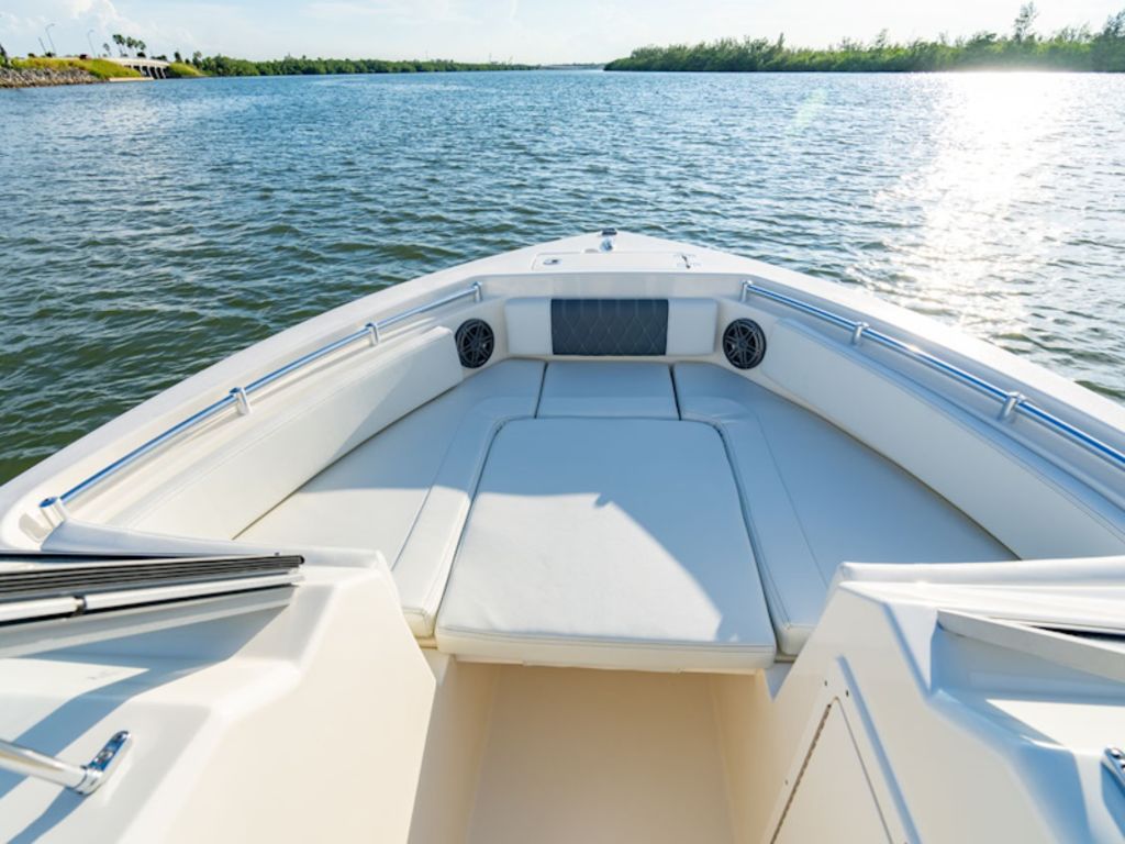2026 Cobia Boats 220 DC Base