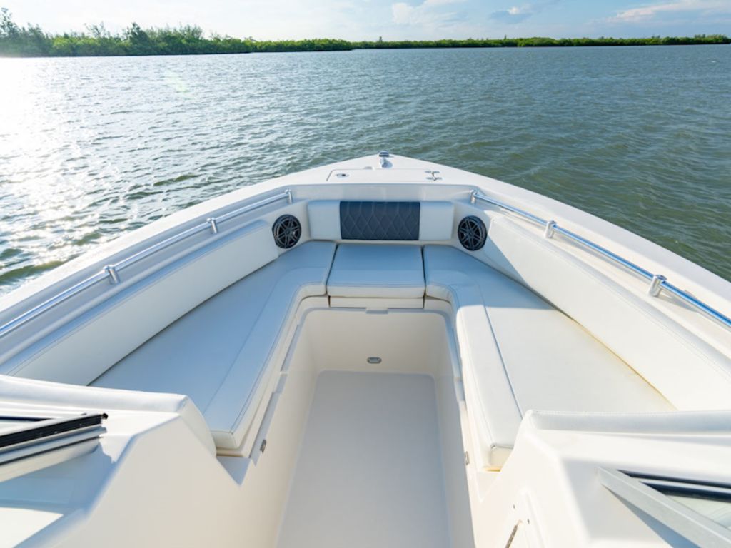 2026 Cobia Boats 220 DC Base