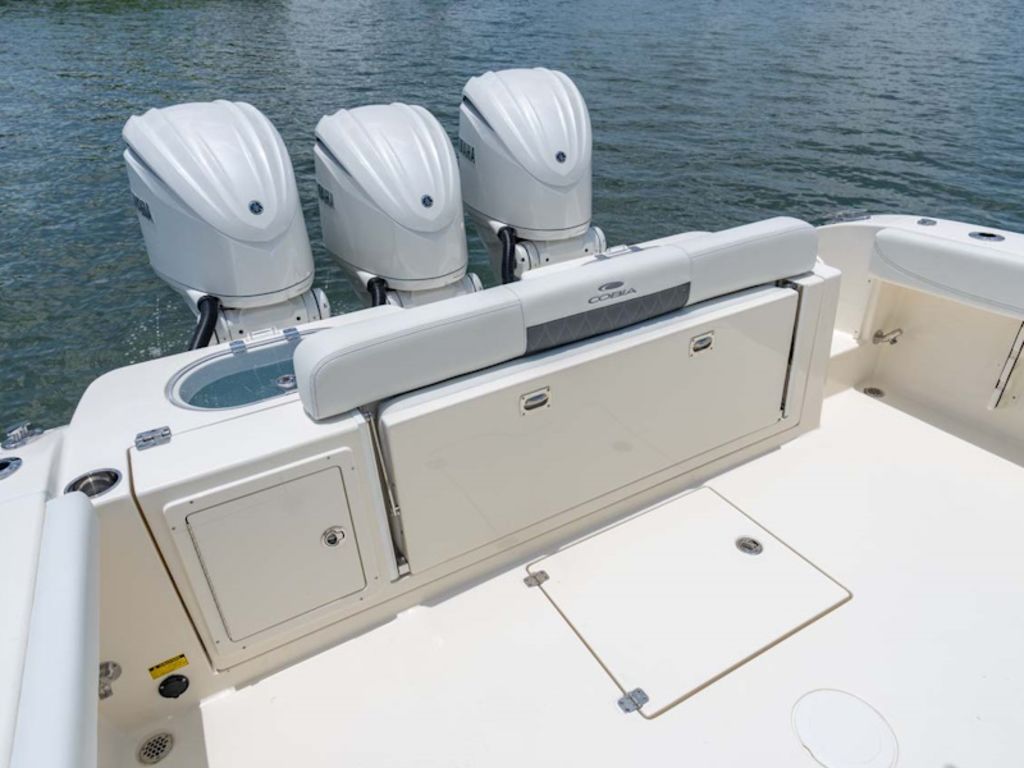 2026 Cobia Boats 350 CC Base