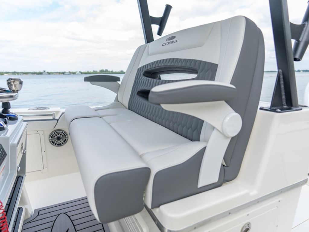 2026 Cobia Boats 305 CC Base