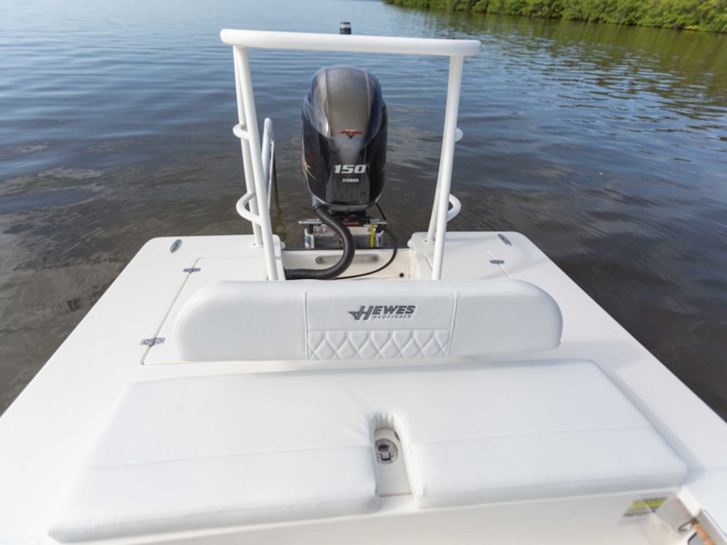 2027 Hewes Redfisher 18 Base