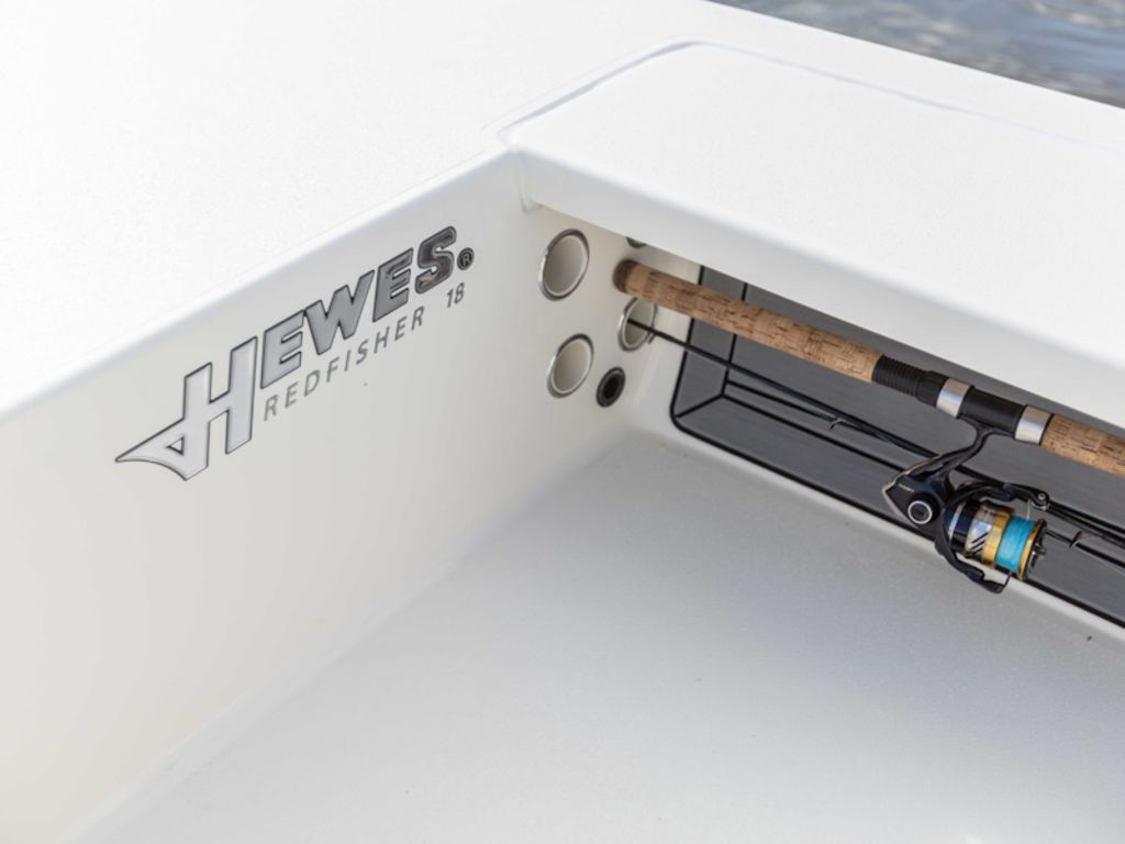 2027 Hewes Redfisher 18 Base