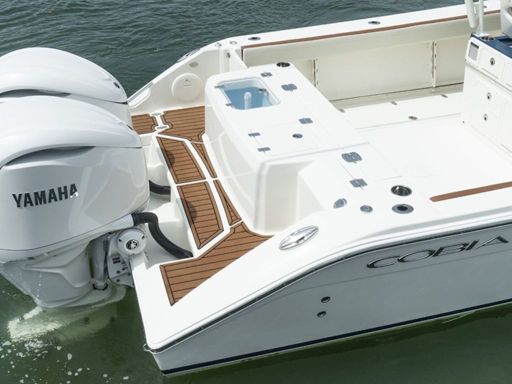 2026 Cobia Boats 285 CC Base