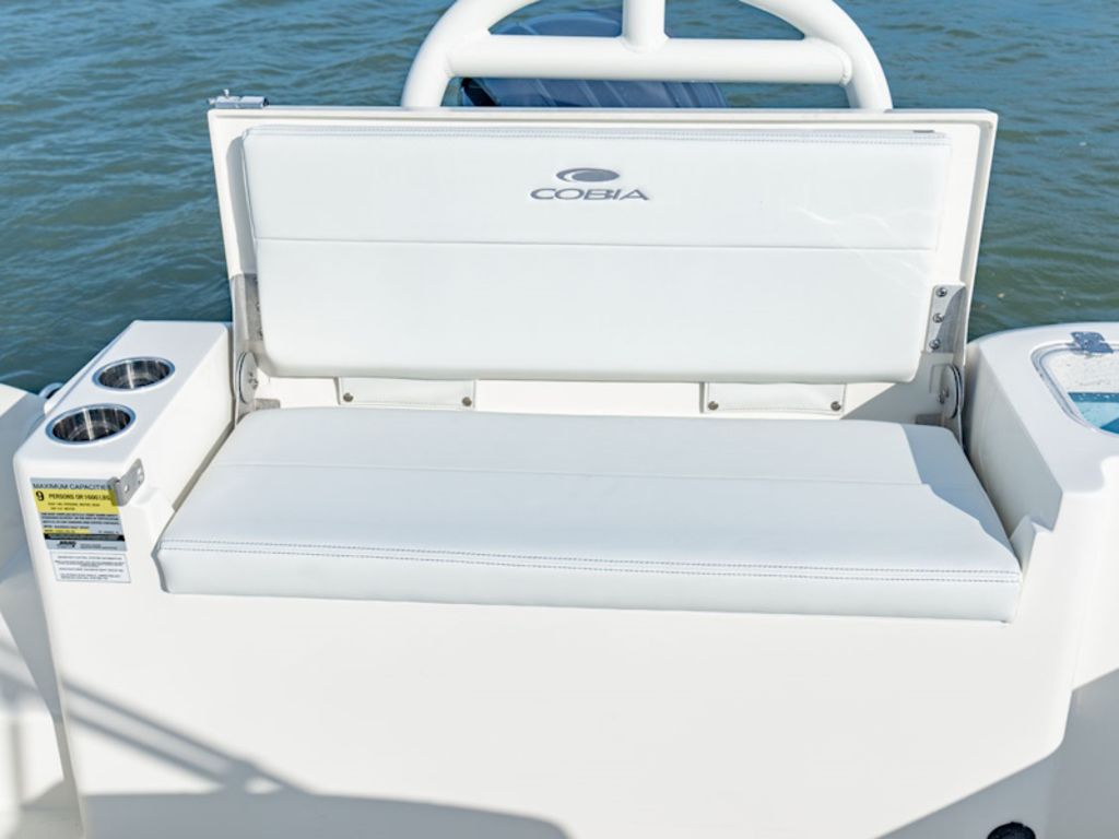 2026 Cobia Boats 220 DC Base