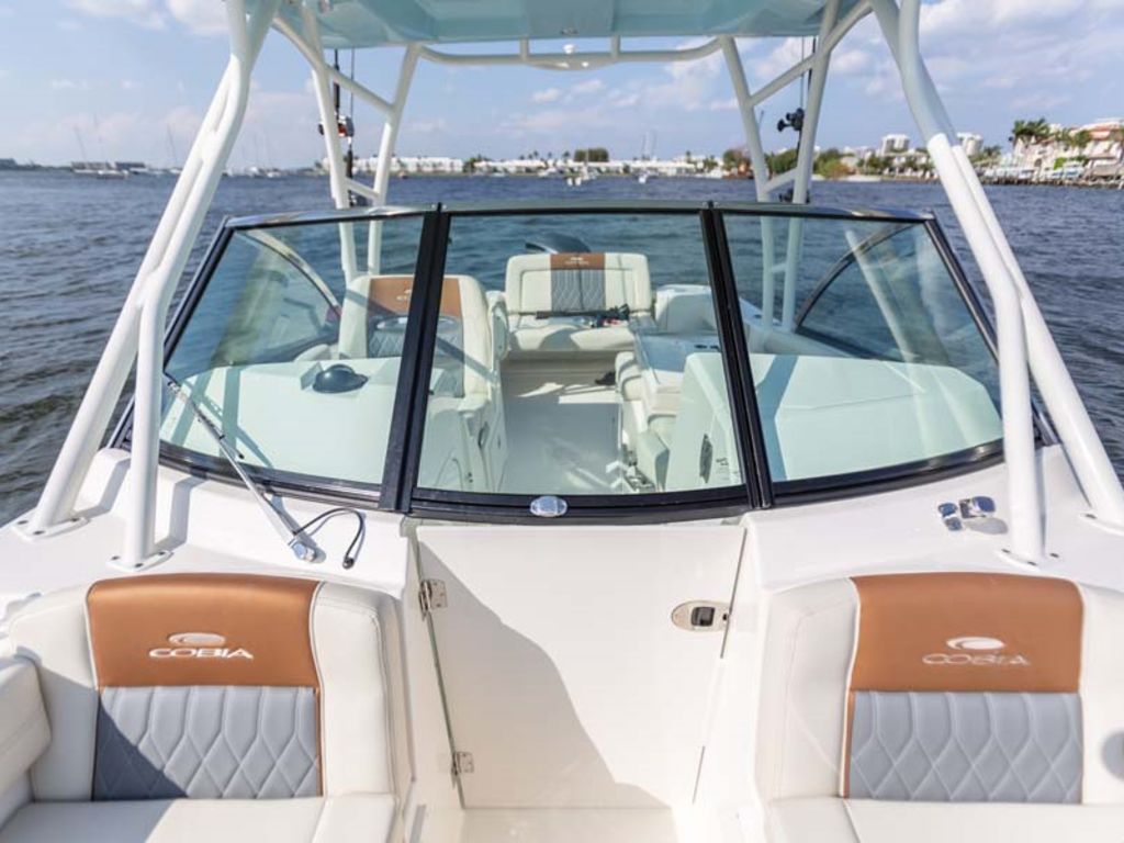 2026 Cobia Boats 240 DC Base
