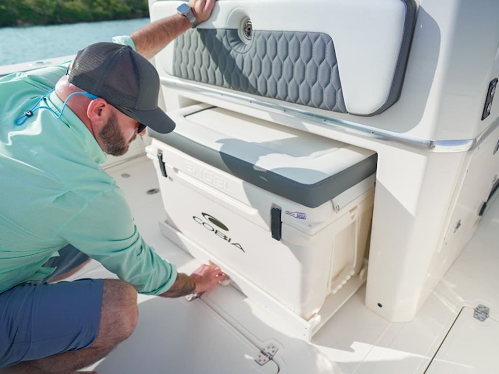 2026 Cobia Boats 305 CC Base