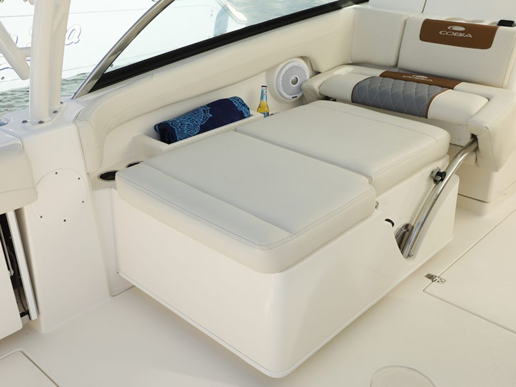 2026 Cobia Boats 280 DC Base