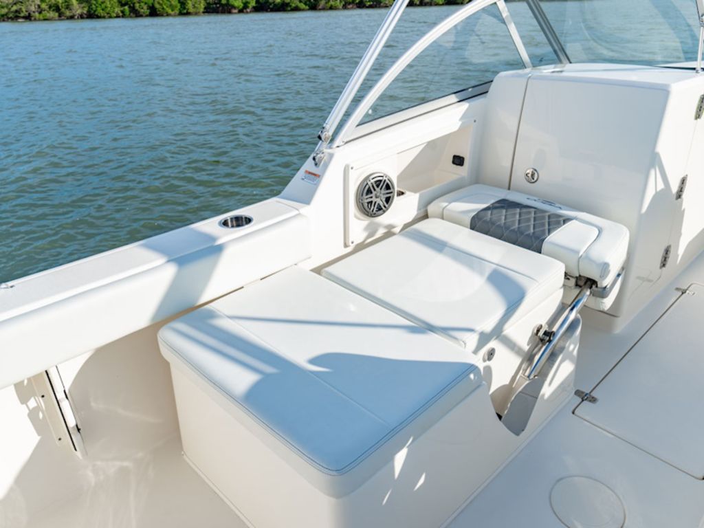 2026 Cobia Boats 220 DC Base
