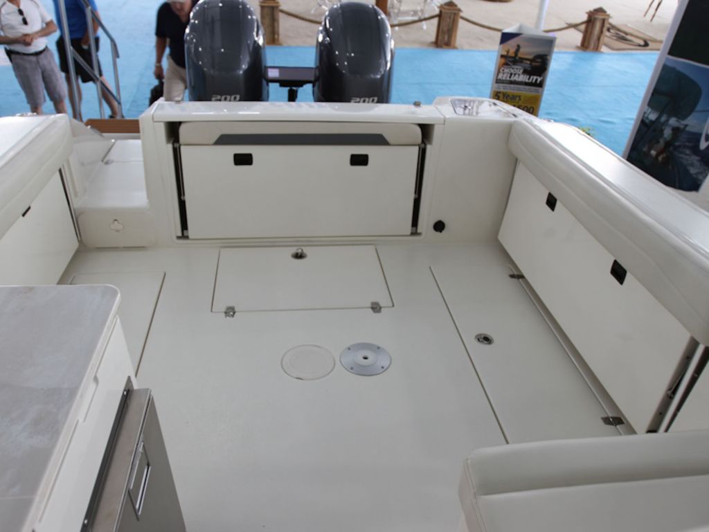 2026 Cobia Boats 280 DC Base