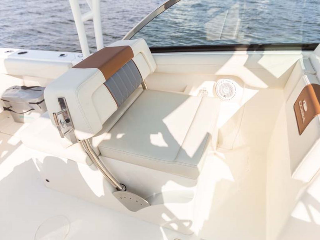 2026 Cobia Boats 240 DC Base