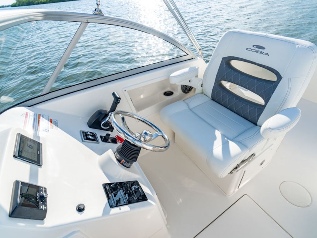 2026 Cobia Boats 220 DC Base