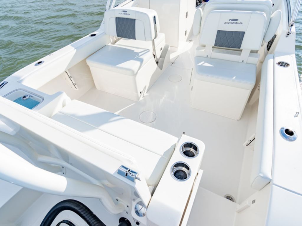 2026 Cobia Boats 220 DC Base