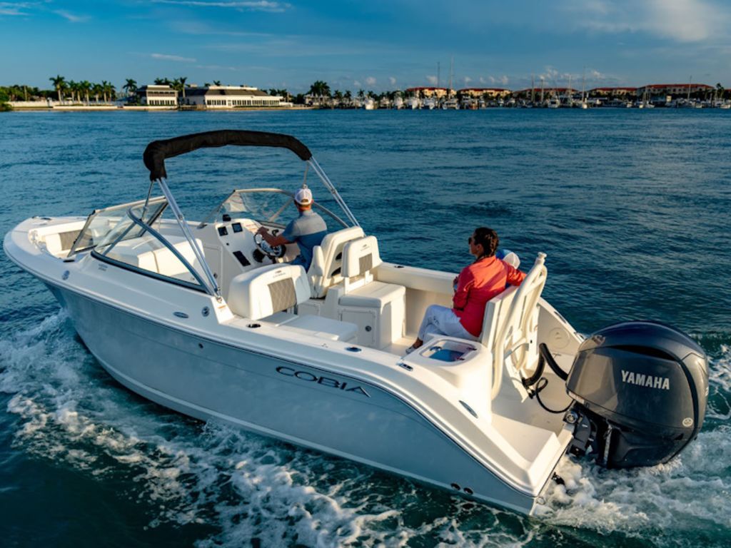 2026 Cobia Boats 220 DC Base